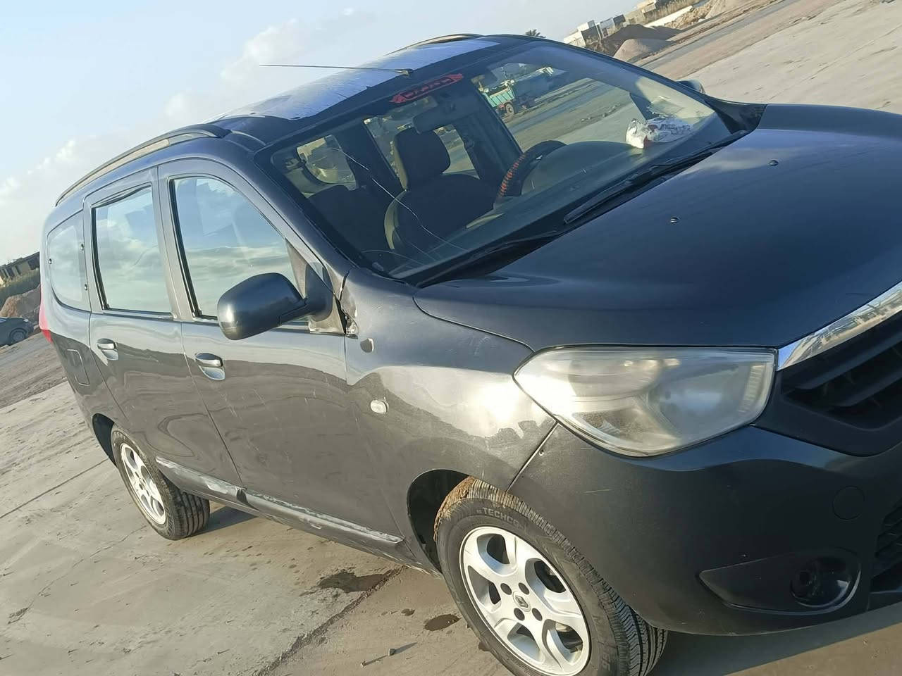 السلام عليكم رينو لوزي فرنسي 2014 سنويه مجدده 2026 شهر 11 تريد وكاله تريد مداور  سياره كير عادي محرك بالباكيت كير جديد تخم تاير جديد سياره مال عائله 
ارقم الهاتف ***********
