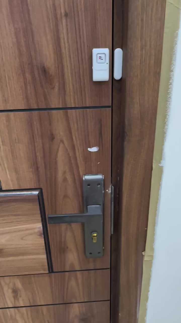 ⁨ 🔔 **جهاز أمان الباب – حماية سريعة وسهلة لكل بيت!**

هذا الجهاز ينطيج تنبيه قوي إذا أحد حاول يفتح الباب ✔️ 
مصمم للبيوت، الشقق، السكن، السفر، الطلاب… وأي مكان تحتاجين بيه أمان إضافي.

✨ **طريقة الاستخدام (3 خطوات فقط):**
1) تلصقين الجهاز على الباب أو الجدار المقابل (لصچته قوية). 
2) تشغّلين الزر الجانبي. 
3) أول ما يتحرك الباب… يشتغل الإنذار فوراً 🔥

✨ **مميزات الجهاز:**
• صوت قوي ينبهك بأي حركة 
• سهل جداً… بدون براغي وبدون أدوات 
• حجم صغير وسهل الحمل 
• تشتغل على بطارية وحده فقط 
• مناسب لغرف البنات، السفر، الإيجار، وبيوت العوائل

💰 **السعر: 10,000 د.ع** 
🚚 **توصيل داخل بغداد والمحافظات** 

📩 للطلب والاستفسار: راسلونا بالخاص 
 لمسة – أمان وأناقة لكل بيت #اكسبلور #العراق


**إذا كنت صاحب هذا الإعلان وتريد حذفه لأي سبب، رجاءا أرسل رسالة إلى الدعم الفني**