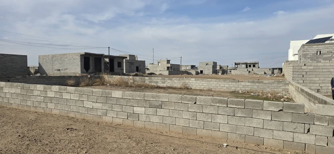 أرض للبيع المساحه 250متر  امسيجه زراعية مقابيل قاعة روتانا واصلها جميع الخدمات السعر4وبي مجال ***********)
