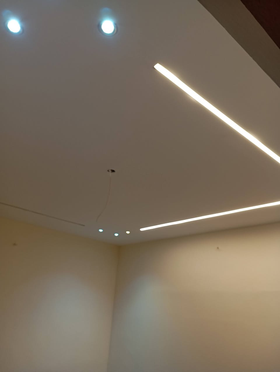 دار ملك صرف للبيع الدوره حي الوادي
موقع مميز مساحه 120 متر واجهة 6 متر. ....ثلاث غرف نوم مع ثلاث حمامات واستقبال ومطبخ مدخلين مع كراج سياره بمساحه 6 متر .للاتصال على 
***********
