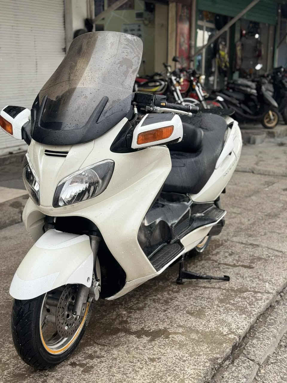 سکایوەیڤ بە سعری فۆرزا
حەجمی مەکینەی ٦٥٠ یە ٢ پستنە 

گێڕی ( تۆماتیک + عادی + سپۆرت ) ی هەیە 

سورعەتی تا ٢٠٠ کیلۆمەتر دەڕوا 

 مَاشَاءَ اللّٰه لە هەستان و قوەت و سورعەتی

گێڕ و مەکینە و کارەباییات و هەمو شتێکی بەشەرت هەموی لەسەر دەقی شەریکە ماوەتەوە

گێڕ و قایشی گێڕ و کلاج و دیشلەکانی هەموی بەشەرتی ئەوەی وەک سفر وابێ لۆک لۆکە 

کامل سێرڤزی بۆ کراوە و هەردوک تایەی لۆکە 

یەک خەلەلی بچوکیشی نیە و زۆر مەزبوتە 

سعری ١٦ گەڵا و ٧٥ دۆلارە و مەجالێکی کەمی تێدایە 

سعری فۆرزایەکە

ناونیشانم سلێمانیە 

***********

***********
