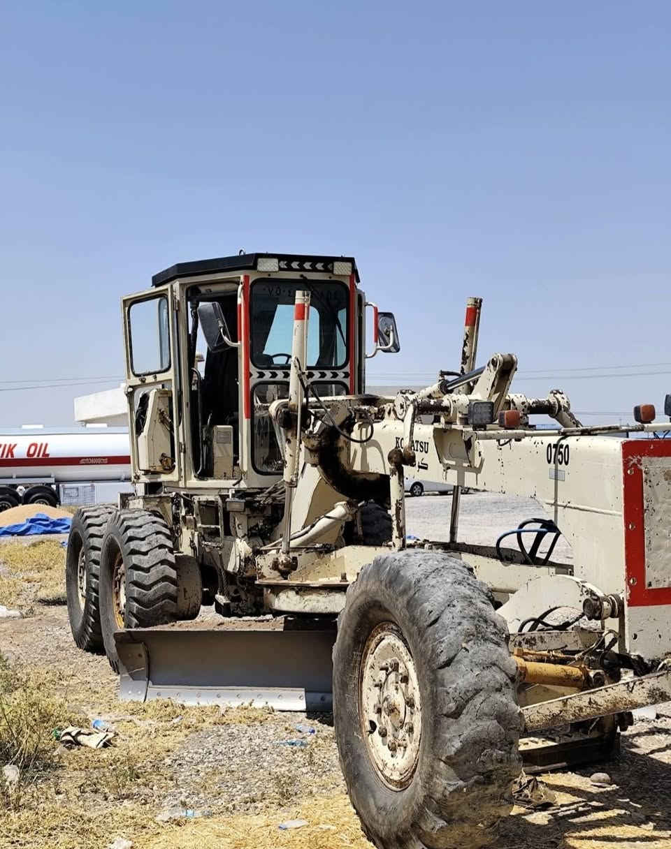 السلام عليكم ورحمة الله وبركاته
🚜 كريدر كوماتسو (الصحراوي) {1988} للبيع 
بدوون ڕقم بس کتاب مزایدە مووجوود بدوون مشکلە
✅ الكريدر نظيف جداً وحالته ممتازة. ✅ صبغ الوكالة، بدون أي صبغ أو ترميم. ✅ المكينة، الكير، الدبل، والبلمات كلها بحالة ممتازة وما بيها أي مشاكل. ✅ المكينة 6 سلندر (وليس 3 سلندر)، يرجى الانتباه. ✅ أربع تايرات جديدة. ✅ اللوك، القمارة، والتبريد كلها جاهزة وشغالة بدون أي مشكلة.
💰 للاستفسار عن السعر، اكتب (السعر) بالتعليقات، وسيصلك الرد تلقائياً برسالة.
📞 للتواصل: {***********} واتساب ڤایبر موجود
الله يبارك للبايع والشاري.
📢 سڵاوی خودا لە هەمووتان
بەبێ ژمارەیە تەنها پەڕاوی حکومەتی هەیە بێ کێشەیە 
موودێل 1988 
🚜 گریدەری کۆماتسۆ (ناسراو بە صحراوی) بۆ فرۆشتن
✅ گریدەرەکە زۆر پاک و خاوێنە. ✅ هیچ بۆیاغ و سبوغی نییە. ✅ گێر، مەکینە، تەکەر و بەلەمەکان هەموویان زۆر پاک و خاوێنن. ✅ مەکینەکە 6 کەوەرە، 3 کەوەر نییە (تکایە ئاگادار بن). ✅ چوار تایەکە نوێن. ✅ لۆک، قەمارە و تەبرید هەموویان جاهز و بێ هیچ کێشەیەکن.
💰 داوای نرخ لە کۆمێنت بکەن، وەڵام بە شێوەی ئۆتۆماتیکی بۆتان دەنێردرێت.
📞 ژمارەی پەیوەندی:{***********} واتساب و ڤایبەر
