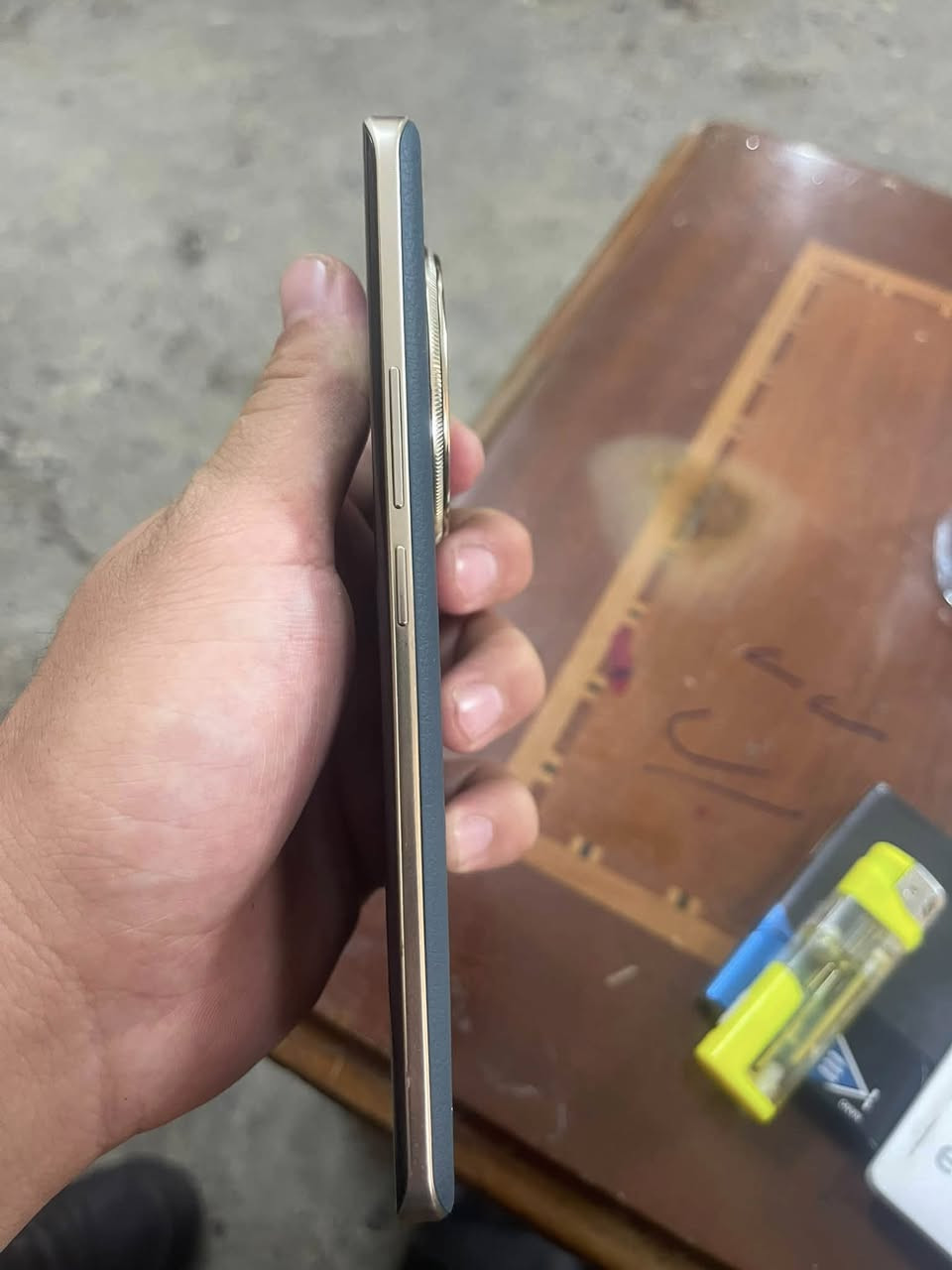 📣 إعلان مراوس بآيفون
الجهاز: Realme 13 Pro+ 5G

اللون: أخضر زمردي داكن (Emerald Green) بظهر فخم من الجلد النباتي (كما يظهر في الصورة image.png).

الذاكرة الداخلية: 512 جيجابايت.

الرام (الذاكرة العشوائية): 24 جيجابايت (12 جيجابايت رام أساسية + 12 جيجابايت توسعة ديناميكية Turbo RAM).

المرفقات والملحقات:

 كامل غراضه الأصلية متوفرة.

 الشاحن الأصلي السريع متوفر.

 علبة الهاتف (الباكيت) الأصلية موجودة وبحالة ممتازة.:

 الكاميرا: كاميرا احترافية مدعومة بالذكاء الاصطناعي (Ai) مع مستشعر متطور من سوني وتدعم التقريب البصري (Periscope) لصور بورتريه فائقة الوضوح.

 الشاشة: شاشة منحنية (Curved) بتردد 120Hz تقدم ألواناً رائعة وتجربة تصفح فائقة السلاسة.

 البطارية والشحن: بطارية ضخمة تدعم الشحن السريع جداً لتعبئة الهاتف في وقت قياسي.

 الأداء: معالج قوي ممتاز للألعاب الثقيلة (مثل ببجي) والتصفح اليومي المكثف دون أي تعليق.***********
