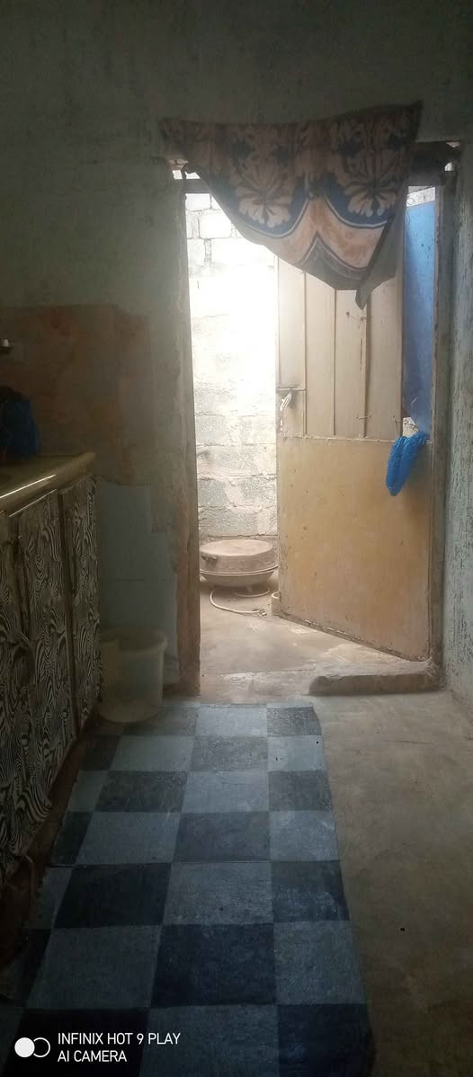 *للبيع بيت.حواسم. في الناصرية حي الحسين*

- غرفة واحدة
- مطبخ
- صالة
- منور
- حمامات
- طارمة
- بيت ركن

*المساحة:* 100 متر مربع

*الموقع:* الناصرية حي الحسين، مقابل مطعم بركات الحوراء

*السعر:* 15 مليون دينار عراقي، وبي مجال للزوار.

*للاستفسار:* يرجى الاتصال بنا على الرقم ***********. Singapore
