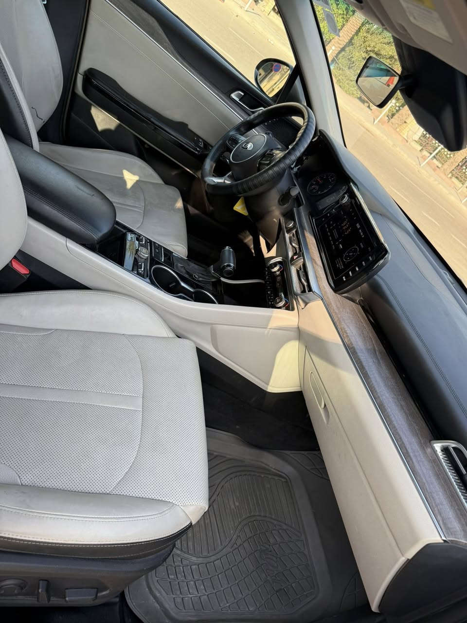 كي فايف 2021 EX فول الفول ميحتاج اذكر المواصفات حادثهة الباب مال السايق وشوية من الوراهة وباردين بيهة سيارة جديدة ماشية 47mi  سنوية بسمي هزة جدية سيارة كلش حلوة اي تفاصيل اتصال *********** السعر 165 وبيهة مجال بسيط
