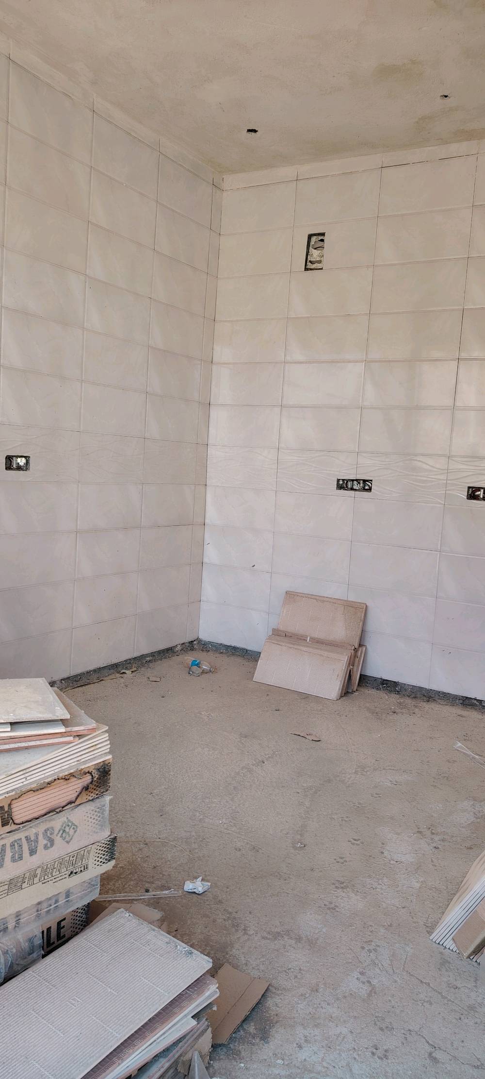 عنوان الديوانية قظاء السنية قرب مدرسة الصينية مساحة 300متر بناء تقريبن 200 متر براني 10متر وعرض 3500 غرفتين نوم عرض 4متر طول 5متر +براني 10مترطول وعرض 3500 ومطبخ طول 5متر وعرض3500   قطعة طابو صرف مطلوب إسكان 40000000 مليون إسكان تتحول بسمك يبقة صافي بل يد 95000000مليون