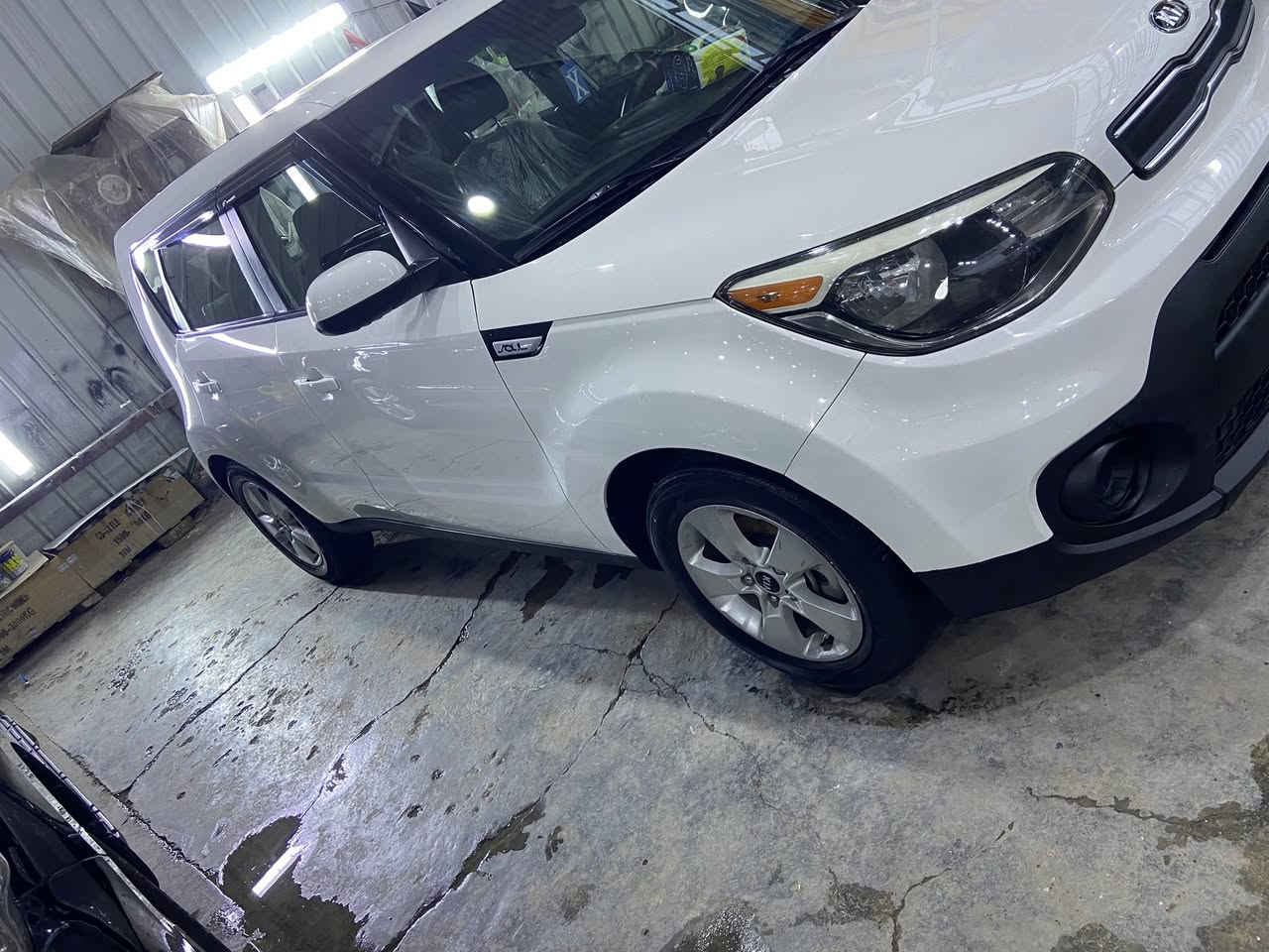 السلام عليكم كيا صول موديل ٢٠١٨ وارد أمريكي ماشية ٨٨ ميل حادثها كدامك مع سونار باب السايق والباب خلف سايق بحم كبس سيارة لوك جديدة جدا ايراك فقط بردة مواصفات معروفة رقم وهزة وسنوية جدد رقم سليمانية باسمنا يعني مايحتاج تأخذ سيارة وياك للتحويل مكينة ١٦٠٠ 
السعر ١١٥ ورقة 
مكان حي جهاد 
***********
***********
