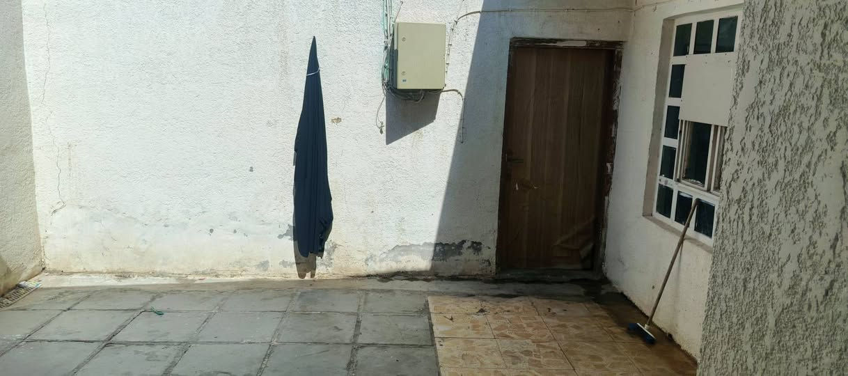 السلام عليكم ورحمة الله وبركاته بيت للبيع المساحة ٢٧٥ متر في شارع الحافظ قريب على مشاتل العتبة الحسينية المقدسة بي ٤ غرف نوم و٣ صحيات ٢ داخلي وواحد خارجي سند ٢٥ اقرار محكمة تحويل اسهم باسم المشتري وايضا تتوفر قطعة ارض ٢٢٠ متى قريبه على البيت سعر البيت ١٣٥ مليون والقطعة سعرها ٦٨ مليون وقابلات للتفاوض الشراي يتواصل وياي على الماسنجر او واتساب هذا رقمي ***********
