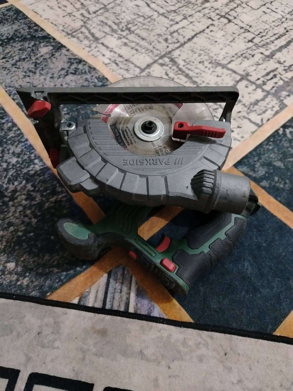 السلام عليكم منشار خشب بدون بطارية ***********
