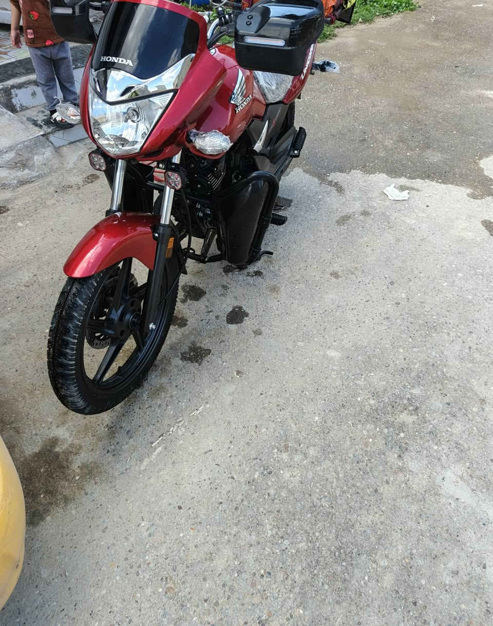 السلام عليكم دراجه هوندا يونكرون موديل 2024 نازله ب 26 بشهر ال 2 موجود التاريخ بلضمان موجود بلصور رقم اربيل دراجه بعدها زيرووو بيها موصفات كلش هواي راح اذكر ملخص
🔧 المحرك والأداء
المحرك: 4 أشواط، سلندر واحد (Air-Cooled)
السعة: 162.7 cc �
ZigWheels.com
القوة: 13.4 حصان @ 7500 rpm �
ZigWheels.com
العزم: 14.5 نيوتن متر @ 5500 rpm �
ZigWheels.com
نظام الوقود: حقن إلكتروني (Fuel Injection) � نوزل 
BikeDekho
القير: 5 سرعات (عادي) �
BikeDekho
مكينة ناعمة وتتحمل (Honda معروفة بالتحمل)
مريحة جداً للمشاوير الطويلة
صرفية بنزين ممتازة
صيانة قليلة
تشغيل عن بعد 
وبعد بيها مواصفات من تتصل افهمك رايدها ب 
(3500) وبيها مجال قليل او مراوس بنضيف وتنطي فرق لان محتاج فلوس  مكاني بغداد 
*********** بي واتساب
