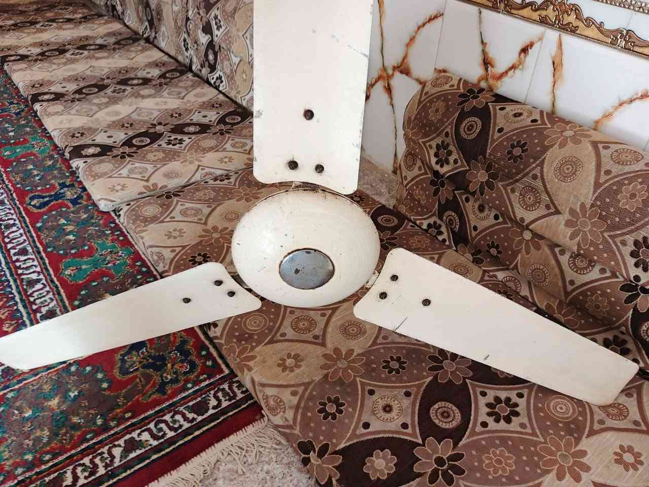 غراض قديمه للبيع او مراوس بهاون ساعه يدويه قديمه مكاني ذي قار ***********
