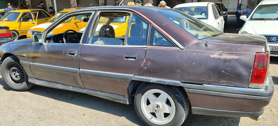 السلام عليكم اوبل اوميكا للبيع 20رقم وسنوية جديدة السيارة بيها صبغ بونيد وسقف بدون قطرة معجون وبيها دوائر مامصلح للتواصل الاتصال على رقم *********** مكانها موصل قضاة الحمدانية
