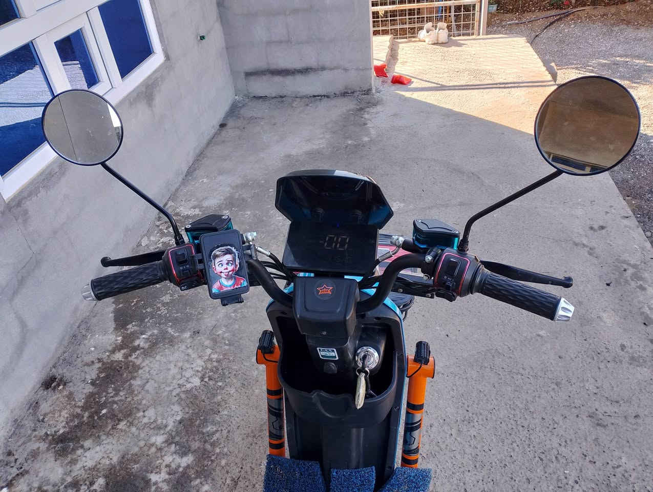 موطور شحن R9نظيف جدأ شغال كامل السعر 500 الف وبيه مجال بسيط...رقم الهاتف ***********
