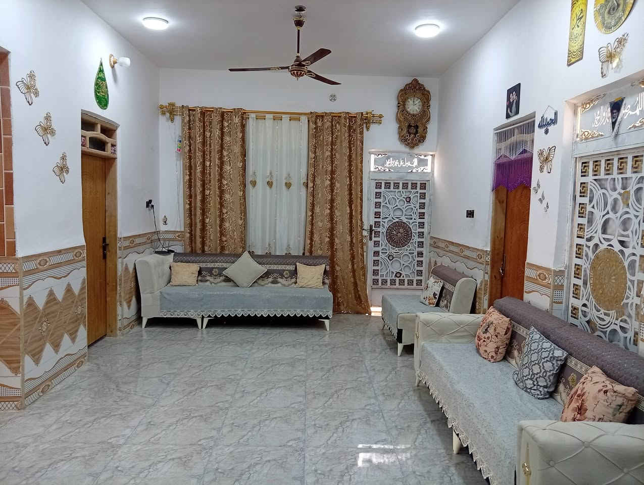 بيت زراعي للبيع المساحه 360 يتكون من 3 غرف + صالتين + مطبخ + ديوانيه + صحيات خارجيه  + حديقه + كراج العنوان شارع الشفيج  مقابل البراز عل تبليط ***********

