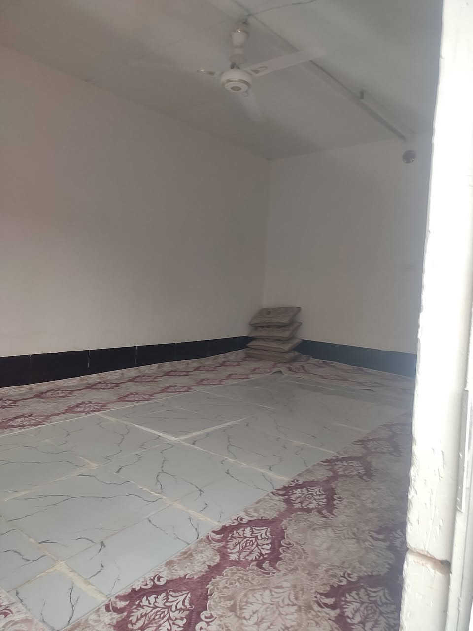 سلام عليكم عندي بيت للبيع بحي الشرطة الشارع الاول مساحه 260السعر 38ويرهم مراوس الاستفسار الاتصال على الرقم ***********
