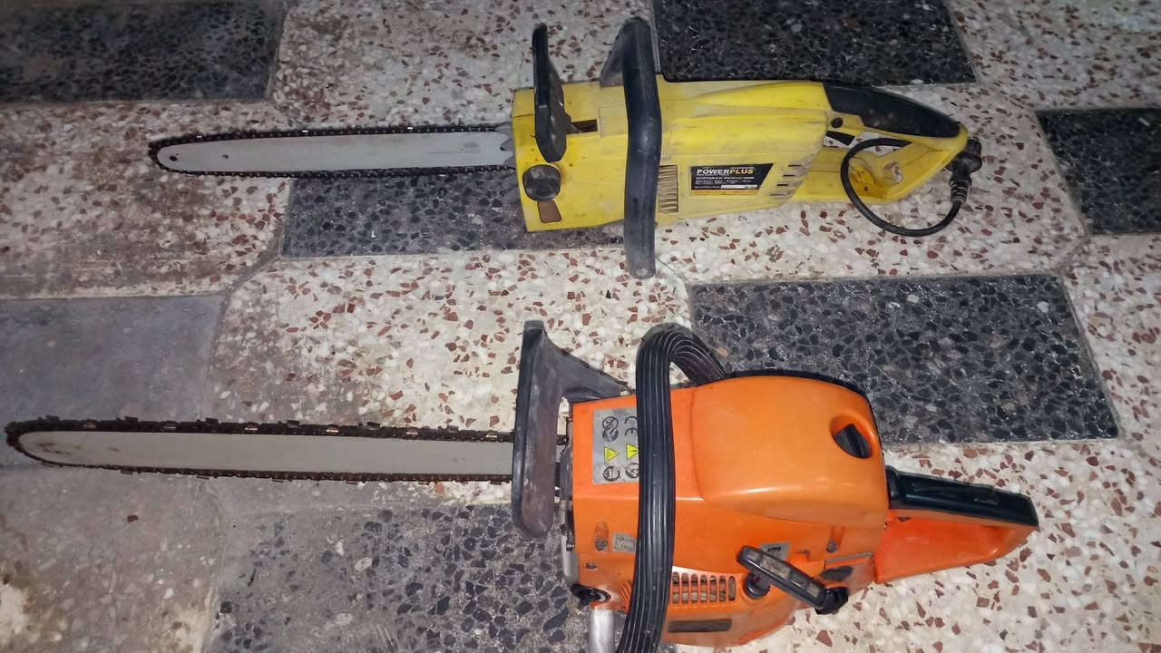 السلام عليكم ورحمه الله وبركاته مناشير خشب كهربائي وثاني بانزين مستعملات شي بسيط ***********
