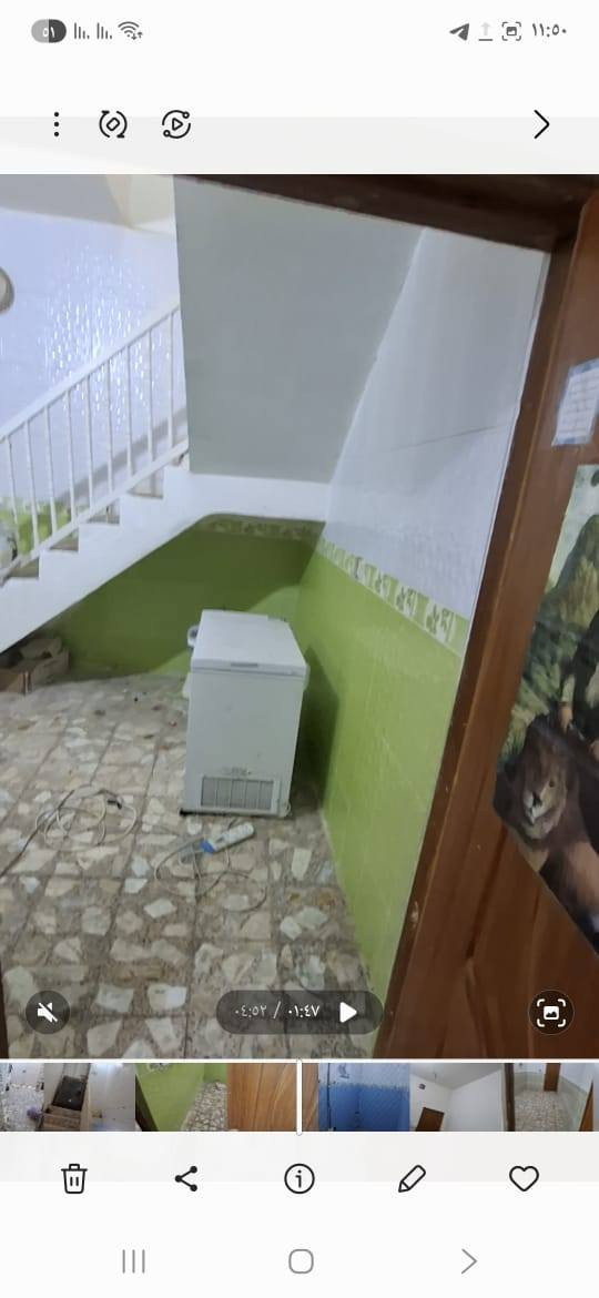 السلام عليكم  
بيت للايجار بحي القدس على شارع ٦٠ المساحة اقل ال١٠٠ بشويه يتكون من غرفه كبيرة وصاله تحتوي مكشوفه وحمام كما في الصور ويحتوي على مطبخ والدرج بداخل المطبخ وتوجد فسحة فيها مسقف  يمكن عملها جلسات للشواء وبصف البيت  عرصه فارغه  اذا يحب احد يخلي سيارته وهو البيت على الشارع مباشرا 
السعر المطلوب ٣٧٥الف 
وللاستفسار اكثر التواصل على الرقم التالي واتساب رسائل فقط او المراسله على الخاص 
*********** النجف, العراق
