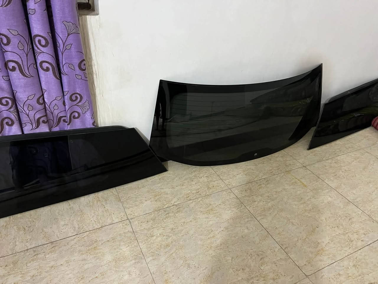 متوفر زجاج كيا سيدونا لون اسود بلادي يرهم من موديل ١٥ لحد موديل ٢٠ سعرهن ٢٠٠للاستفسار الاتصال على الرقم *********** مكانهم بابل
