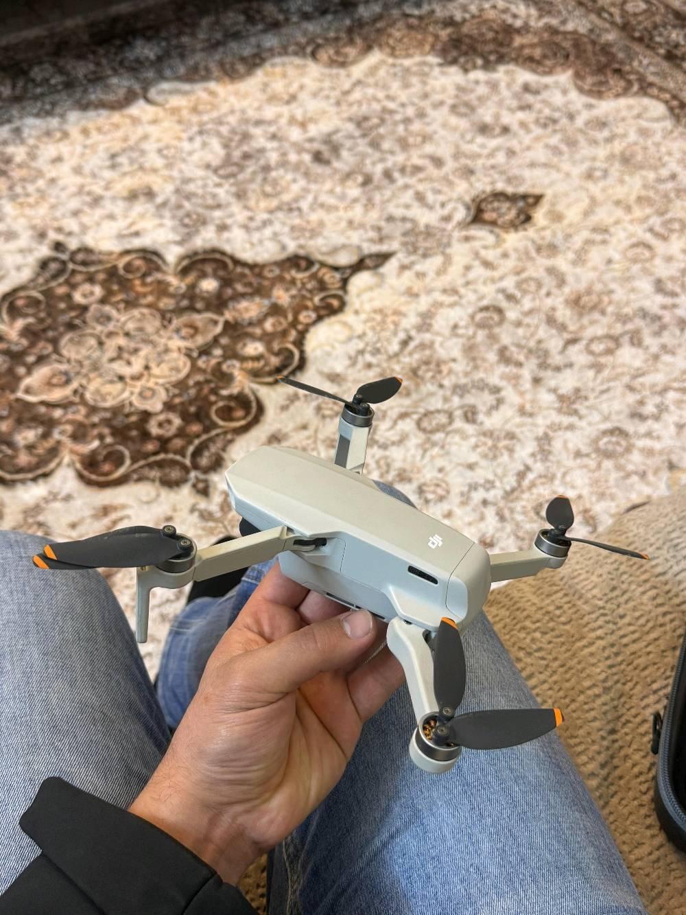 دي جي اي 
ميني 2 
 مواصفاتها معروفه 
ملحقات(٢بطاريه . شاحن ثنائي . جنطه اصليه كبيره . جوستك ) 
بغداد الكرخ 
