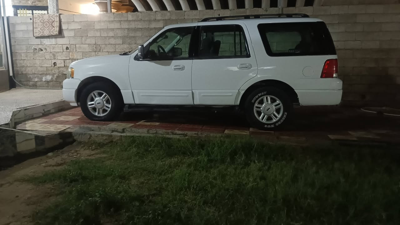 السلام عليكم فورد 2006 سياره داخل جديد كيرو ماكينه جده شرط صدرها زين سياره مصبوغه جماليه فرن بالسياره بدون ضرر الماكينه 3000 ملكه تبريد سياره السعر 69$/***********
