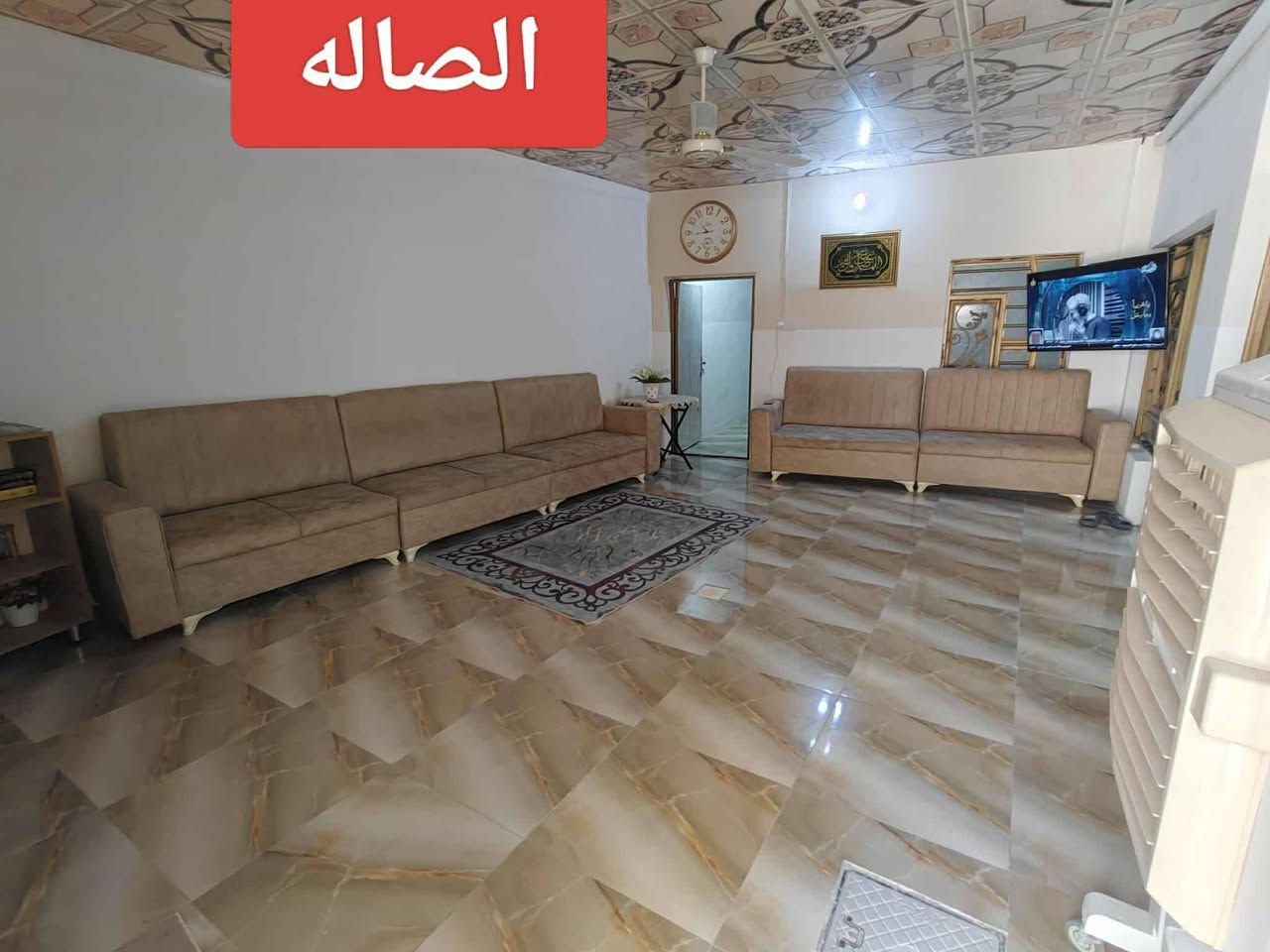 بيت للبيع - موقع مميز وبناء درجة أولى 🏡
الموقع: الولاية - منطقة الزوية - شارع المصرف الزراعي وقاعة الزهور للمناسبات (موقع مخدوم وقريب من كل الاحتياجات).

​📌 تفاصيل العقار:

​المساحة: 165 متر مربع.

​الملكية: طابو صرف (سند حر باسم المالك مباشرة).

​نوع البناء: بناء طابوق نظيف جداً وجاهز للسكن.

​عدد الطوابق: طابق واحد (ترتيب ونظافة عالية).

​🛋️ التصميم الداخلي والخارجي:

​الاستقبال: غرفة استقبال واسعة ومستقلة.

​الصالات والغرف: صالة كبيرة + غرفتين نوم.

​المطبخ: مطبخ كبير مجهز.

​المرافق الصحيات: حمام رئيسي + ملحق حمام + (عدد 2) صحيات منفصلة.

​الخدمات الإضافية: مخزن واسع + طارمة في بداية البيت.

​✨ ملاحظة: البيت نظيف جداً ولا يحتاج إلى أي مصاريف، وبنائه طابوق أصلي قوي جاهز للمعاينة الفورية.

​📞 للاستفسار ومعاينة البيت أو لمعرفة السعر:

يرجى المراسلة على الخاص أو الاتصال على الرقم: [***********]
