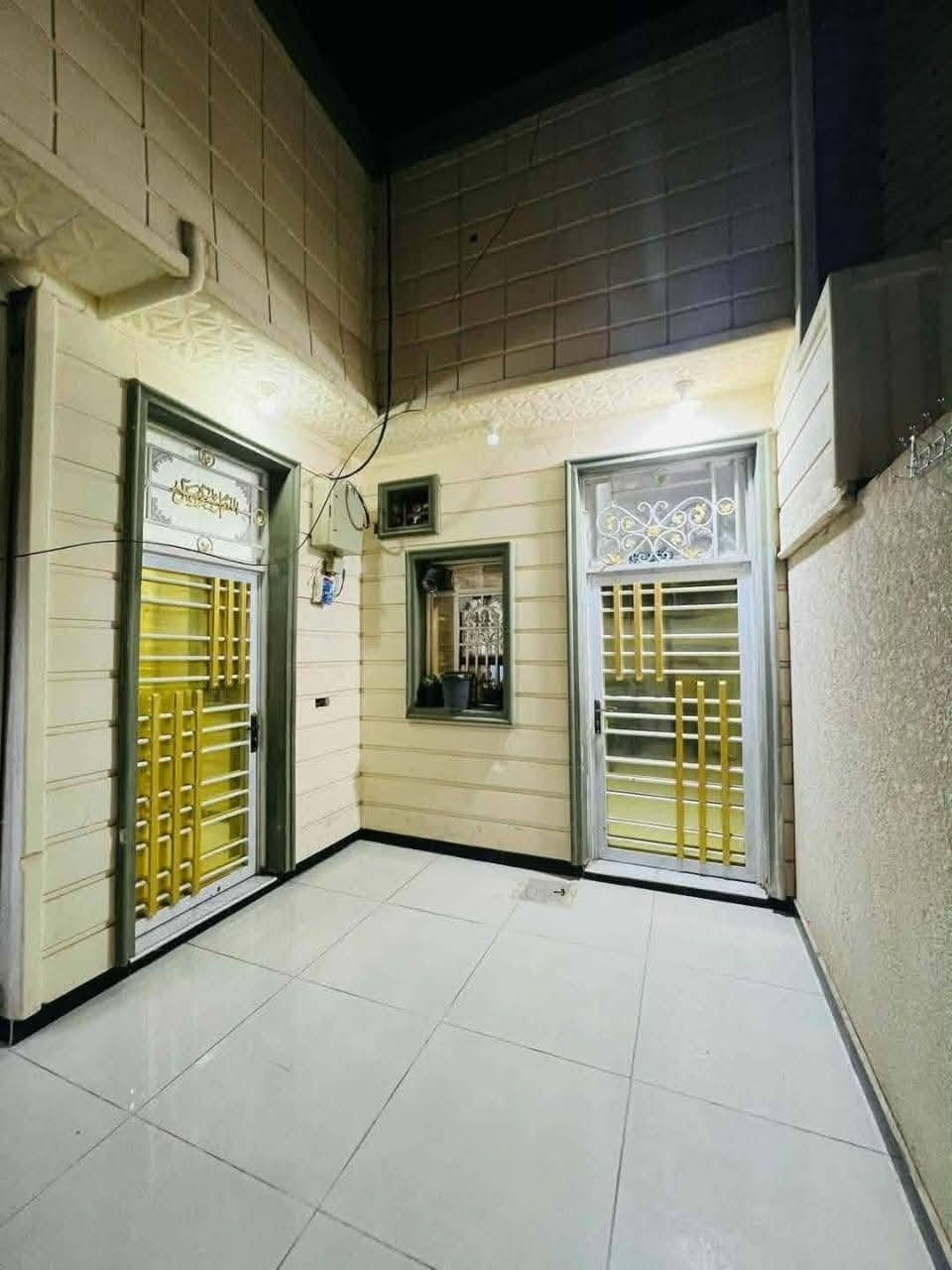 بيت للبيع حي الحكم المساحه 150 متر شارع 20 متر // 3غرف نوم ومطبخ وصاله وبراني وحمامات صحيه السعر 140 مليون // للاتصال *********** // او مراجعة مكتب الضامن للعقارات عنوان المكتب حي الصدر مجاور صيدلية ركن العلاج
