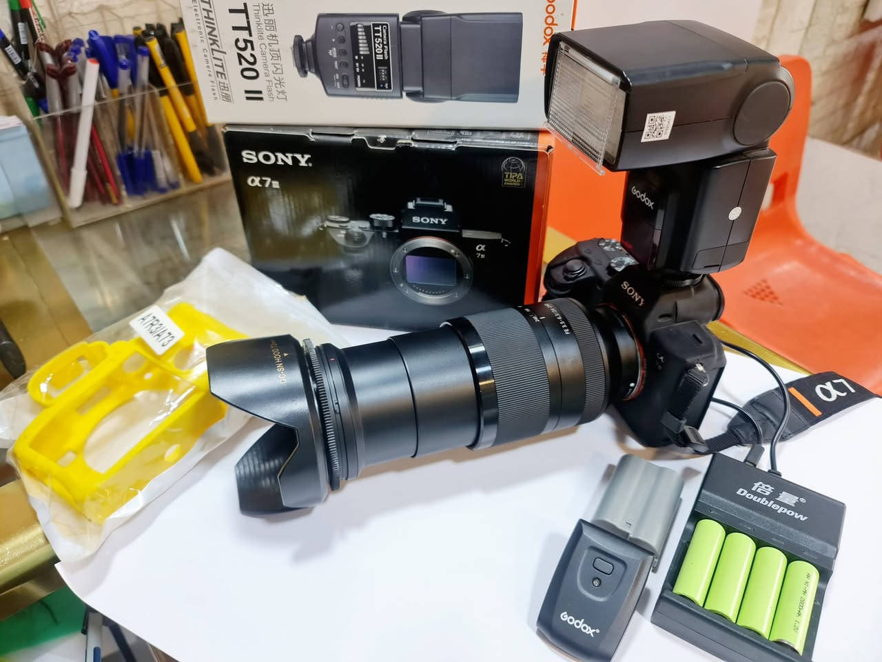 السلام عليكم.
كاميرا SONY  a7iii📸
مع عدسة عملاقة SONY 24_240
مع فلاش 📸
مع بطاريات ليثيوم اصلية للفلاش قابلة للشحن .
مع كفر جيلاتين عدد ٢.
مع بطارية نيكون اصلية غير مستخدمة.
مع الباكيت و جميع الملحقات .
استخدام قليل .نظافة ١٠٠%
السعر  مليونين و مية الف.
***********.
