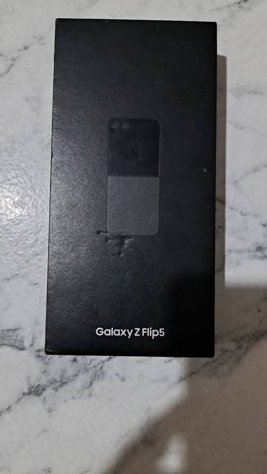 من رخصة الادمن المحترم 🌸 🙏
مكلف بالنشر ⭐⭐
جهاز سامسونك Samsung Z flip 5  للبيع
 جديد فقط مفتوح من الكارتونه للفحص ✅ يعني ركز الجهاز ما مستعمل زلغ بگد الشعرة مابي غراضة كاملة ويا كفر هدية مواصفاتة معروفه ذاكرتة ٢٥٦ كيكا السعر على الخاص الشراي يتواصل ويدلل مكاني بغداد


**إذا كنت صاحب هذا الإعلان وتريد حذفه لأي سبب، رجاءا أرسل رسالة إلى الدعم الفني**