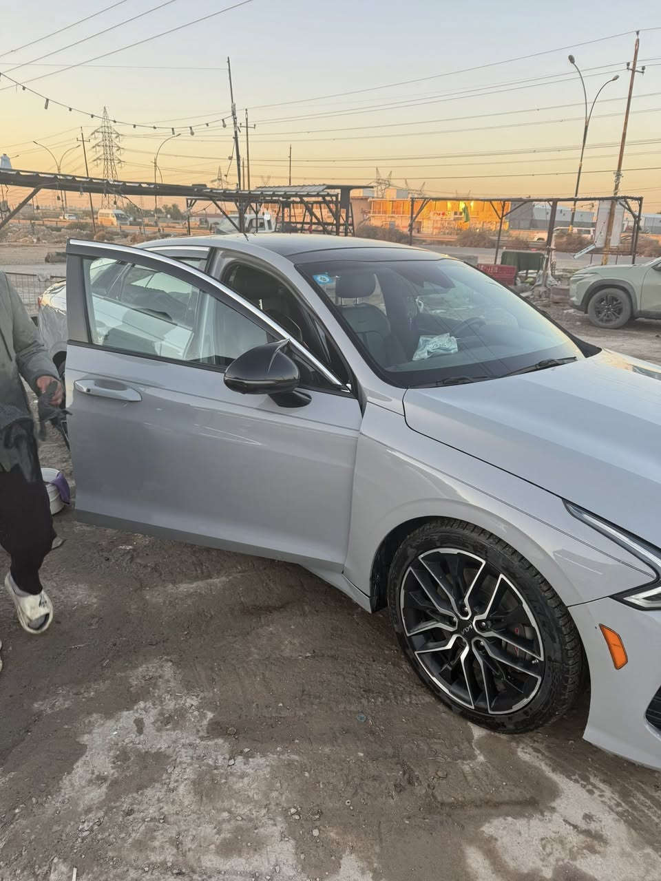 السلام عليكم 
كي فايف 2022 جيتي 2500 تيربو  فول مواصفات للاخير 
كشنات كهرباء رادرات حساسات مري شفط 4 كامرات تدفئ تبريد مقاعد وتدفئة ستيرن بنوراما وهواي مواصفات .. 
رقم بغداد باسمي تحويل مباشر 
السياره وياها بصمات ثنين انطيهن وياها 
حادثها جانبي بجم كبس مبدل بيها جاملغ وباب سايق وجاملغ خلفي وباب خلفي كلير فقط بدون معجون بدون تبديل   ماشيه السياره 59 الف ميل
السياره مكفولة من  الدواخل بدون شاصي وبدون لغد  كفالة وعندي سونار بيها 

سعر 175 مكاني بغداد زيونة 

***********
