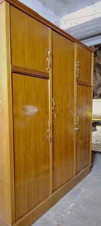 كنتورين صاج للبيع ابو ٣ابواب الارتفاع مترين و٢٠ والعرض متر و٨٠ سعره ٢٠...