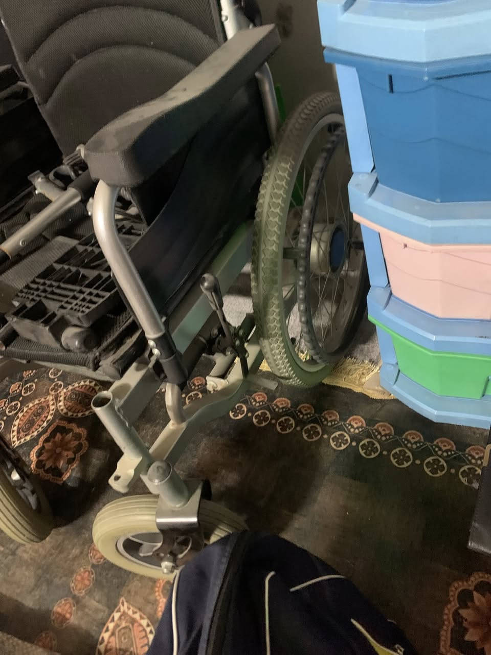 السلام عليكم كرسي معوقين جديد اشتخدام شهر 1فقط بعده جديد للبيع العنوان بغداد السعر600الف تواصل***********
