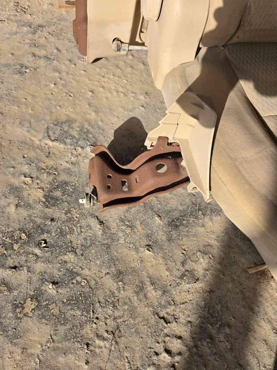 كراسي لاندكروز عدد 8 جديد بس قواعد التثبيت بيها زنجار
المكان البصره الكزيزه

***********
