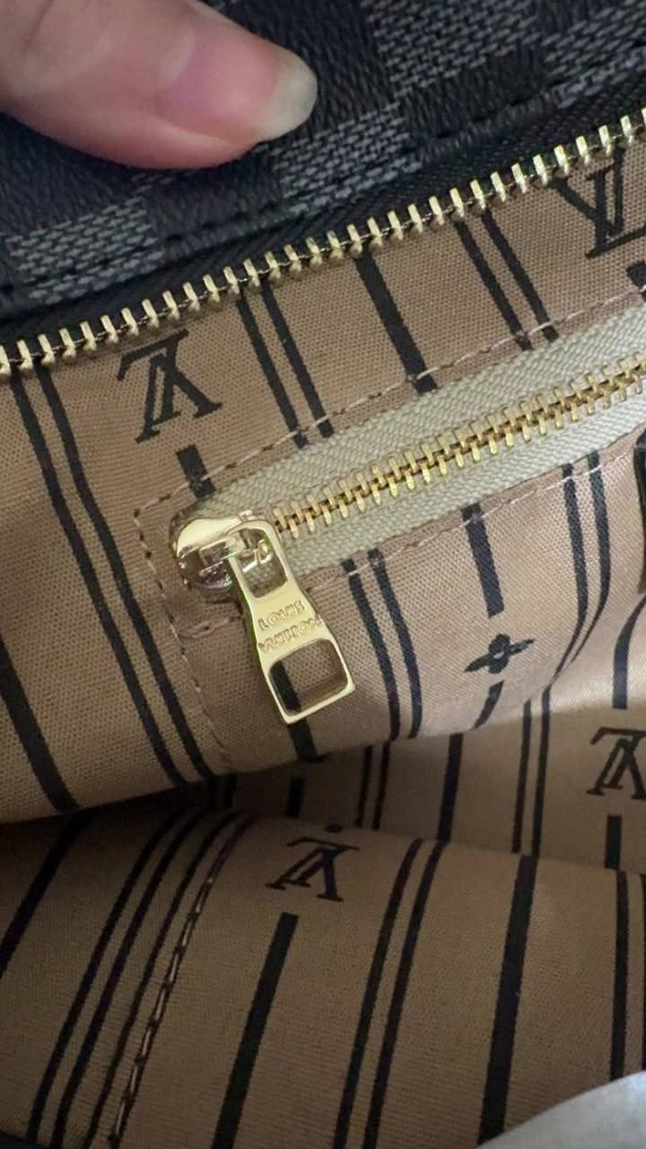 لويس فيتون حجم كبير 
الكوالتي يخبل 
اصليه كود وختم وباركود صناعه باريس


**إذا كنت صاحب هذا الإعلان وتريد حذفه لأي سبب، رجاءا أرسل رسالة إلى الدعم الفني**