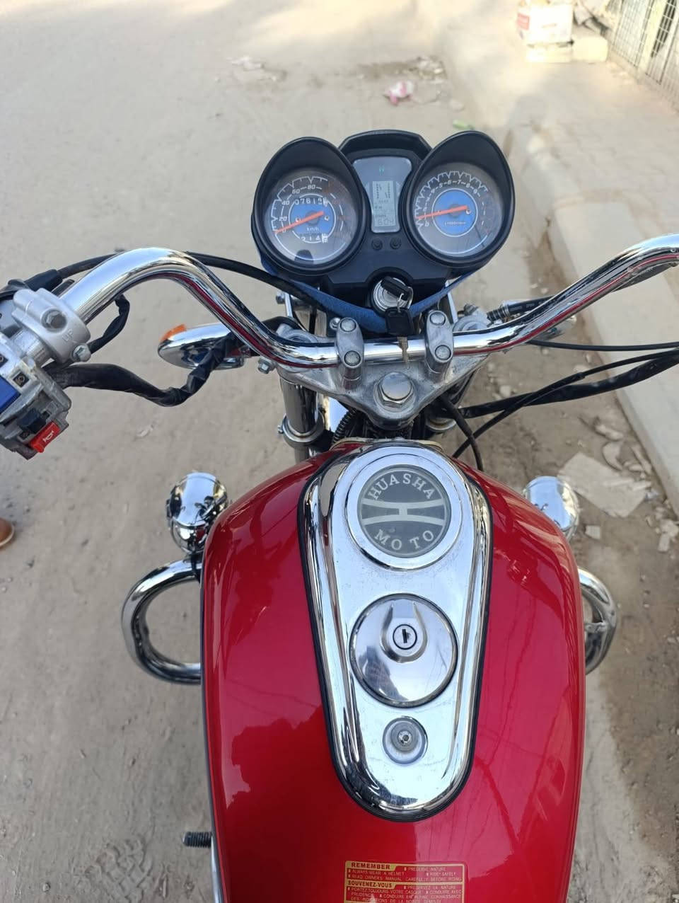 دراجة جونده هوشا للبيع، مرقمة قادسية مع سنوية، موديل 22، نظيفة كلش وماشية قليل، مكانها الديوانية، سعرها مليون وستمية وبيها مجال. 
للتواصل ***********.
