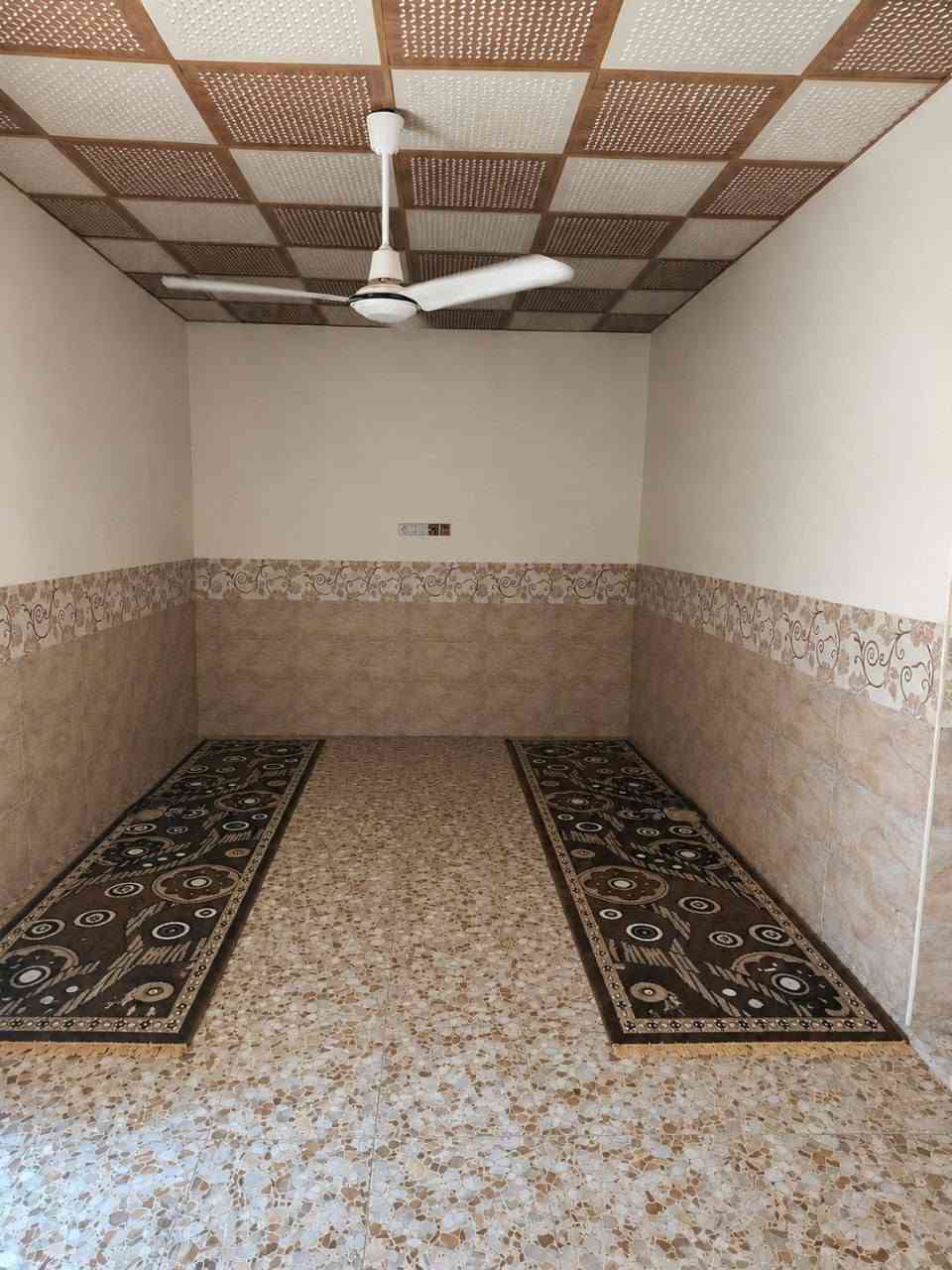 بيت مساحة 100متر
يحتوي في الطابق الارضي على استقبال وصالة وغرفة ومطبخ حار وبارد وحمام داخلي وخارجي 
والطابق الثاني يحتوي غرفة وحمام
العنوان/شارع 30 قرب اسواق ابو قاسم ومدرسة الجنائن المعلقة 
السعر /68وبي مجال
للاستفسار مراسلة او الاتصال على الرقم***********
