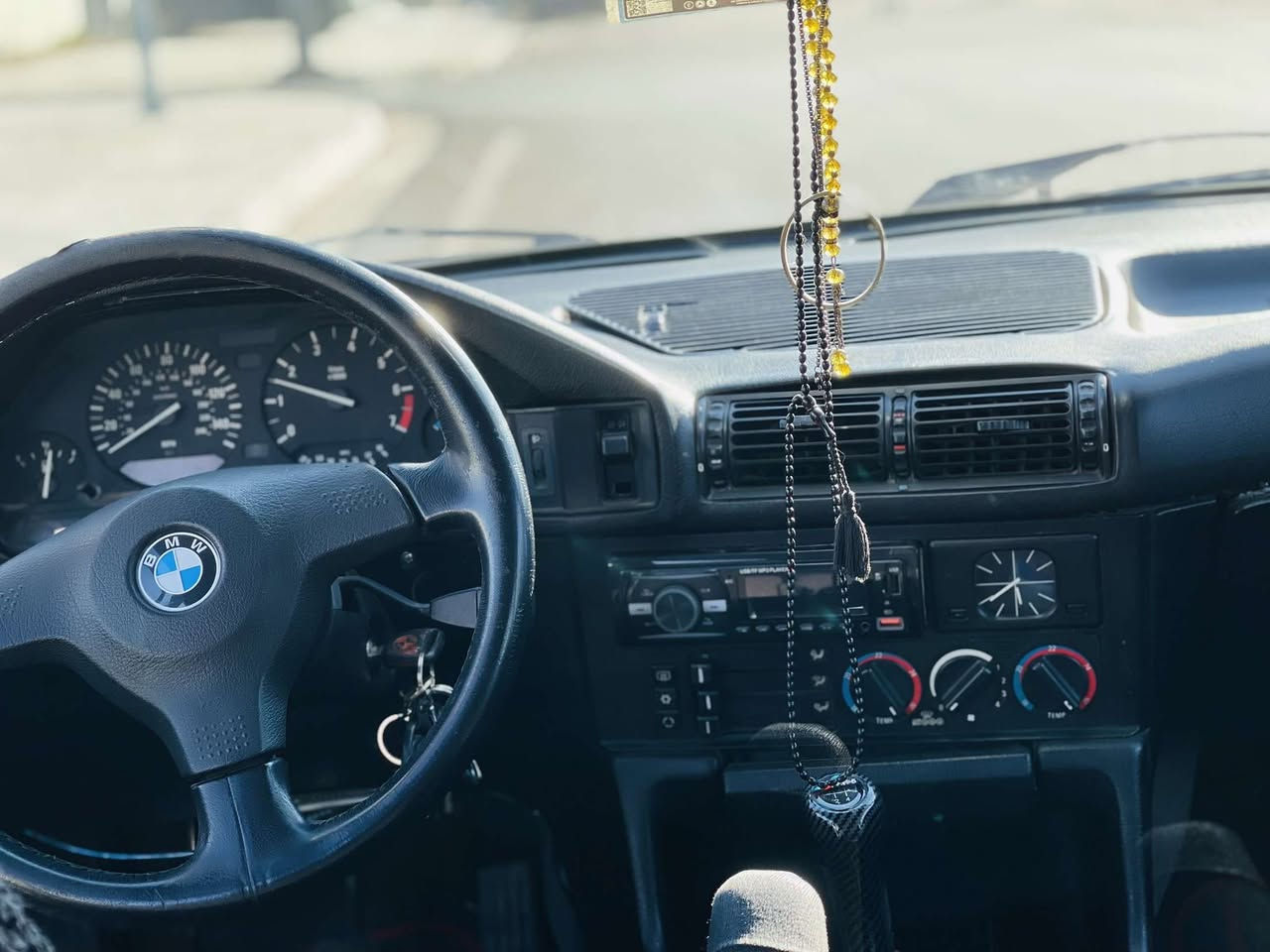 ناو BMW 
رەنگی سپی بەفری 
مۆدیل 1991
مواسەفات 
20 گێر عادی سلاید 
2 جام کارەبای 
بەرەدەرگایی فۆرمیکا 
رەقەم و سەنەوی ژینگەو رێگاوبانی هەمووی نوێییە تا ٢٠٣٠ هەمووشتێکی تازەیە هەزەش نوێیە 
چوارتایی نوی بۆ بەستراوە 
وەکو دەحم هیچ هیچی نییە بۆیاخ یەک چامەلغی پەمپە دوو جێگای بچووک سبغی بچوکە بە دوو پارچە دەی فرۆشم سعري ٥٩ مجال ***********
