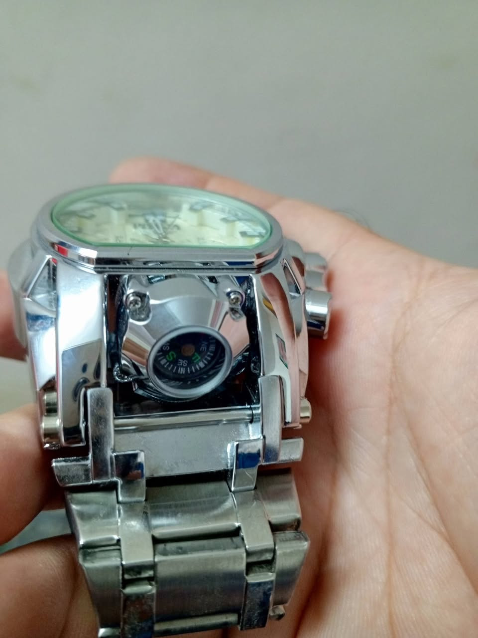 السلام عليكم
+2                    هذه ساعة رجالية من طراز Invicta Reserve Bolt Zeus Magnum تتميز بهيكل ضخم يبلغ قطره 52 ملم من الفولاذ المقاوم للصدأ.حركة الساعة: تعمل بحركة كوارتز سويسرية دقيقة.ميزات إضافية: تحتوي على وظائف كرونوغراف، ومقاومة للماء حتى عمق 200 متر.
مزاد يبدي من (٥٠) الف


**إذا كنت صاحب هذا الإعلان وتريد حذفه لأي سبب، رجاءا أرسل رسالة إلى الدعم الفني**