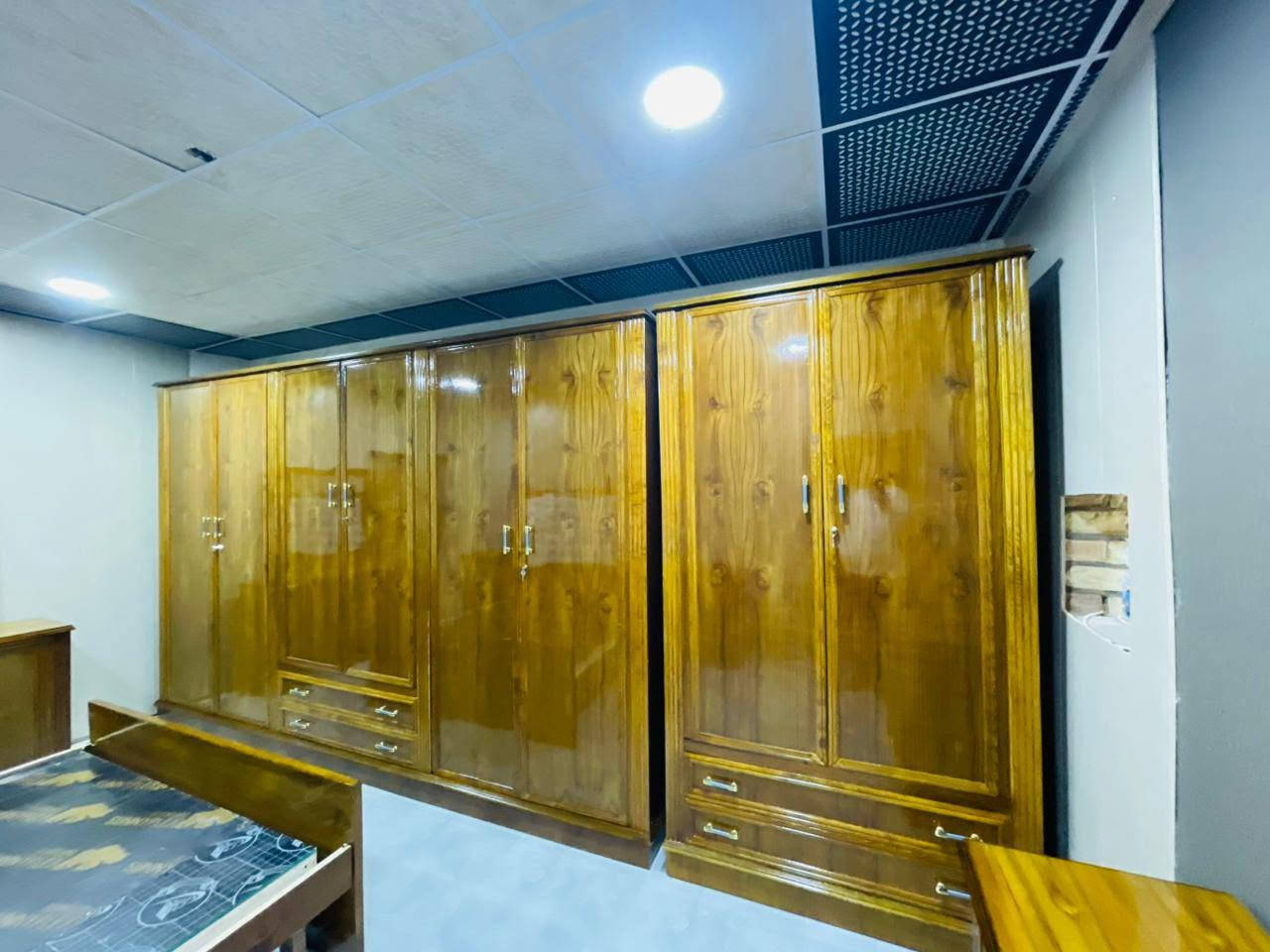 السعر 1275
شغل درجه اولى جديد من عمل المعمل للغرف النوم والابواب الصاج  داخل وخارج صاج طبيعي ام السته طابق ومتوفر ليدنا جميع الموديلات وكافه اعمال النجاره في كربلاء وخارج كربلاء ويوجد خدمه توصيل لكافه المحافظات 
الموبايل / الوتساب ***********
