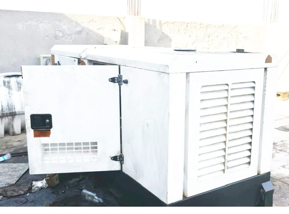 السلام عليكم 
ازوزة كاتم ٦٠ كيڤي 
مشتغله موسم واحد مكفوله لا بخار ولا تنقيص
موصفات الازوزه معروفه 
اطفاء وتشغيل ذاتي 
كتم نسبة ٨٥ ٪؜
حماوه بالصيف ماكو 
السعر ٣٢ ورقه العنوان واسط النعمانيه 
***********
