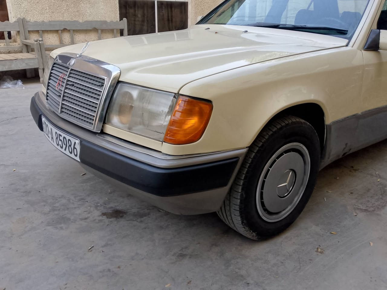 سلام عليكم 
للبيع مارسدس دب موديل 1992
محرك بطه ثنين ونص 
مابيه اي نقص كلشي بيه شغال 
مكاني ديالى بعقوبه تقاطع القدس 
سعره 55
***********
