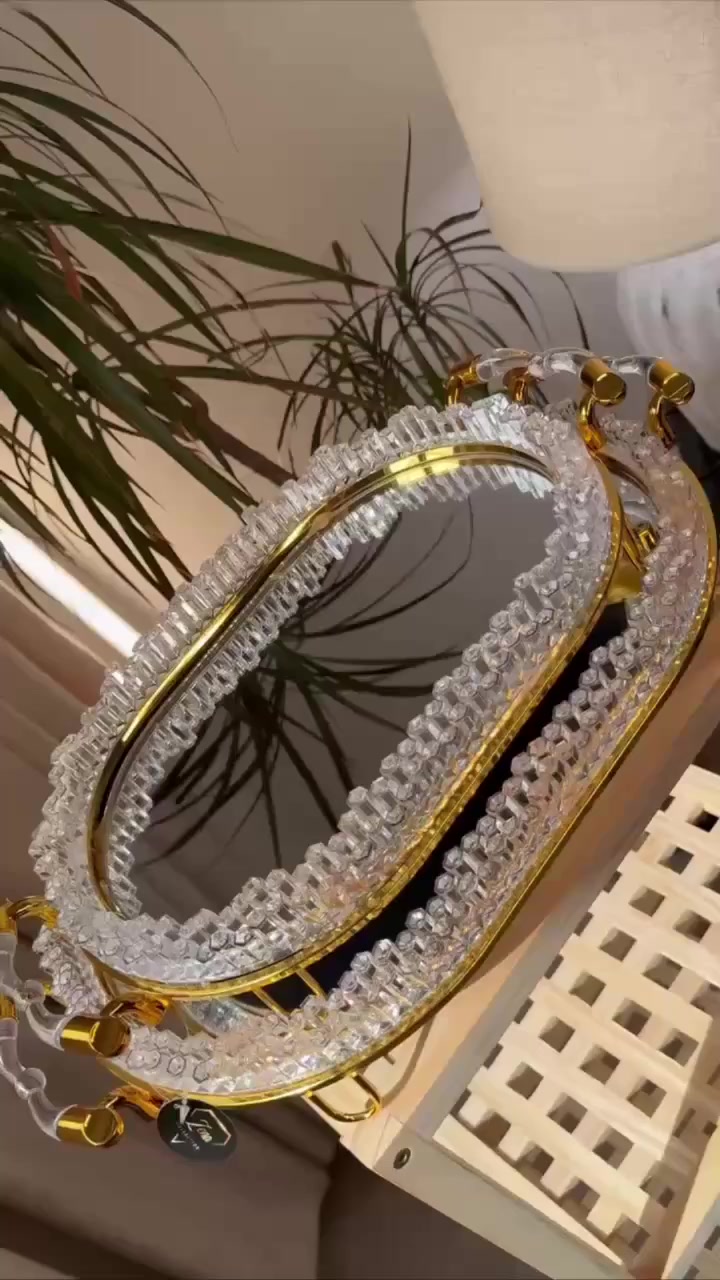 تصميم عصري وفريد  اطار ذهبي لامع محاط بفصوص كرستال تعكس الضوء بجمال اخاذ 
جودة استثنائية مقابض متينة بتصميم انسيابي مريح وسهولة في الحمل 
متعدد الاستخدامات مثالية لتقديم القهوة او الشكلاتة او حتى كقطعة ديكور مع العطور والشموع 
قاعدة مرأة تعطي عمقا وانعكاسة رائعالكل ما يتقدم عليها 
علق تم ليصلك السعر 
 #لمسة_بيت
#home_tauch
#ديكور منزلي


**إذا كنت صاحب هذا الإعلان وتريد حذفه لأي سبب، رجاءا أرسل رسالة إلى الدعم الفني**
