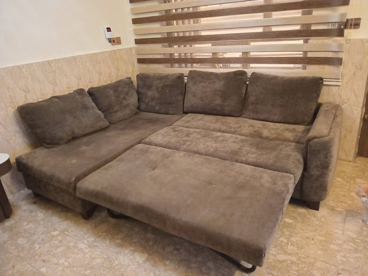 السلام عليكم ديوان تركي يصير سرير نظيف ب٥٠٠ وميز طعام ٦ كراسي نظيف جدا ب١٥٠ للاستفسار *********** المكان الاعظميه راغبه خاتون
