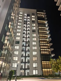 🏡 شقة للإيجار  📍 الموقع: مجمع الود السكني – طابق 14 – إطلالة خارجية  📐...