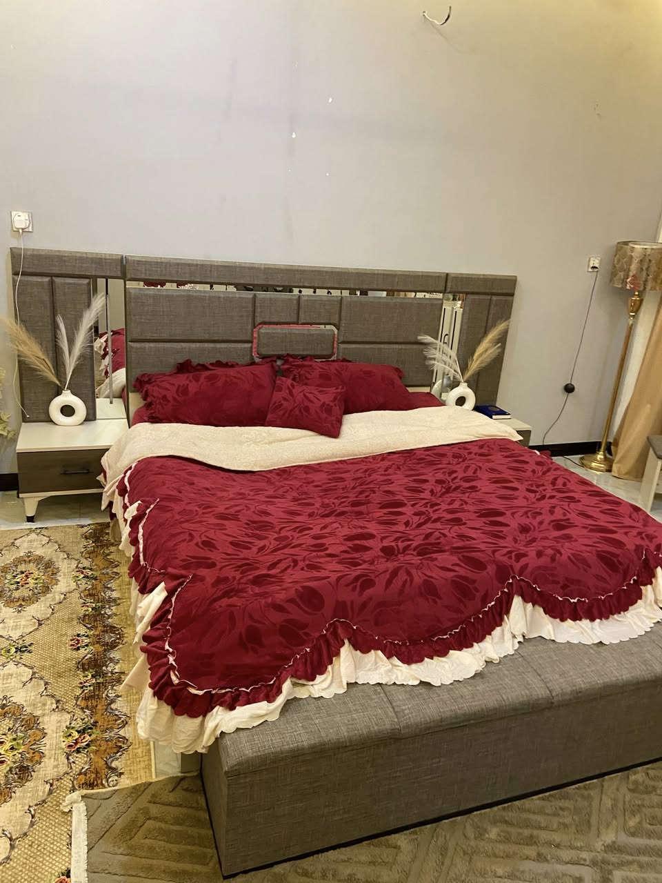 سلام عليك غرفه تركيه جديده بعده صار 3اشهر من مأخذه سعره مليون وربع وبيع مجال ***********
