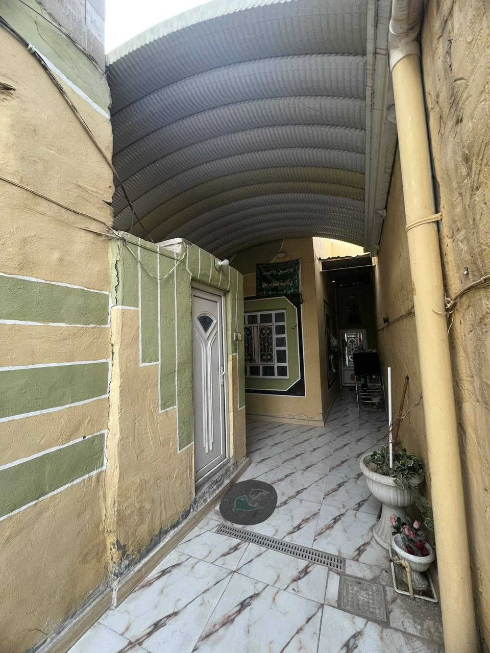 للبيع بيت ملك صرف مساحة 145 متر بدايه المدخل مترتين وربع حمام وصحيات يمها استقبال ورا استقبال صاله وغرفه نوم بلصاله فوك غرفه مطبخ جبير وصيحات داخل البيت مناور داخل البيت  العنوان كربلاء المقدسه حي الغدير مقابل مستشفى جهاز الهضمي العتبه اول شارع *********** قل من طرف المندوب عقار ابو جعفر هاي امانه الله عندك
