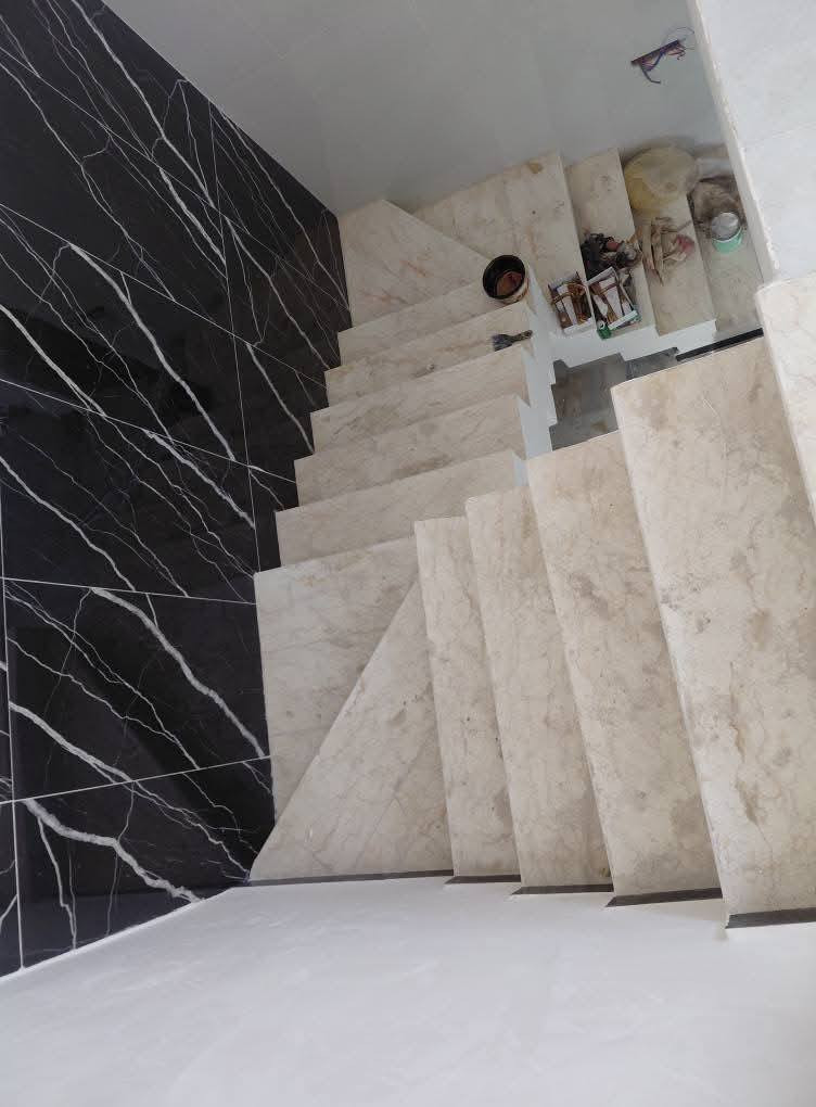 دار للبيـــــــــــــع مساحه ٢٠٠م واجهه ١٠م نزال ٢٠م طابو صرف طابقين زيرو صفر 2026 /2/10 تفاصيل 
حي الفرات شارع100 كليه الطب المنطقه مخدومه 
الطابق الأرضي غرفة نوم وصاله ومطبخ ومجمع صحيات 
الطابق الثاني٣نوم ومجمع صحيات مواد البناء إيطالي اسباني الارضيه ول صحيات مرمر درجه أولى 
للاستفسار اتصل وتساب ***********
