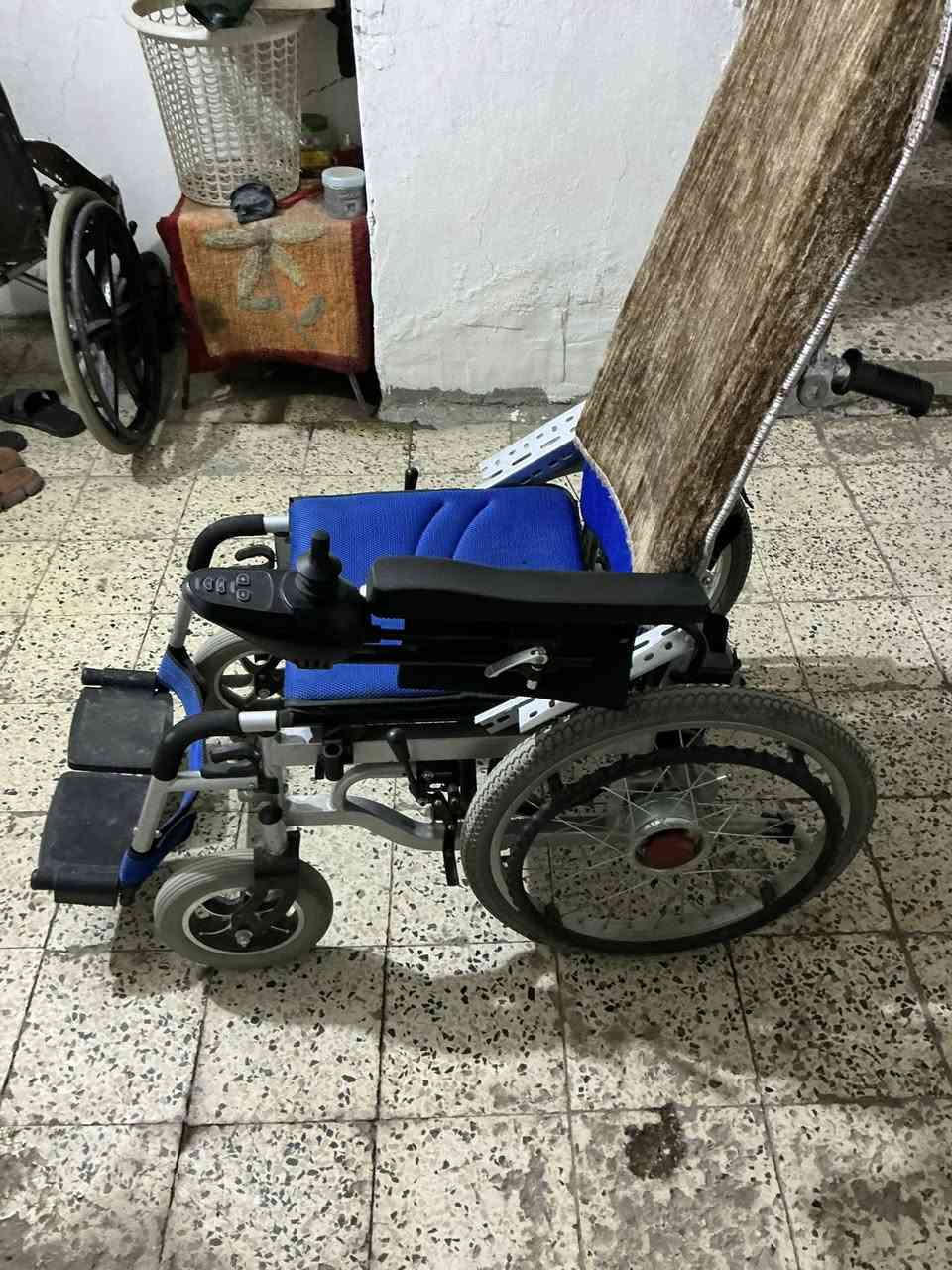 السلام عليكم كرسي كهرباىي مستعمل قليل وبحاله جيد جداّ السعر ٣٠٠ المكان بغداد الجديده هاتف *********** بي وتساب
