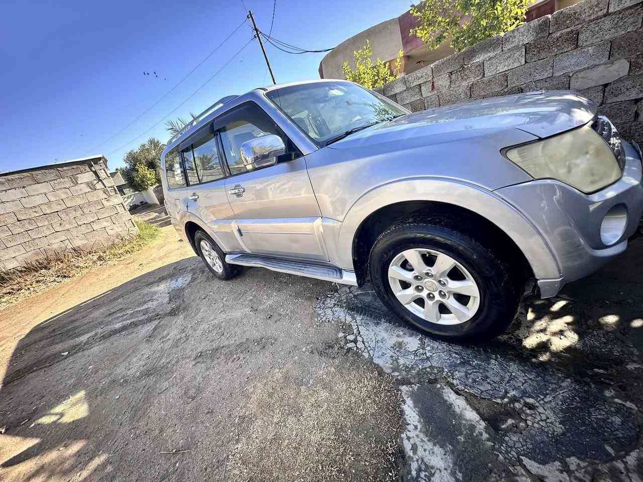 السلام عليكم باجيرو خليجي2011 حبتور  السيارة باسمي رقم بغداد
تحويل ثاني يوم السياره نضيفه مال جناي 
السيارة بيهه قطعتين صبغ بدون دواخل 
المواصفات 
فتحه سقف
كشن كهرباء
حساس خلفي
3قطع تبريد +تدفئه
مري شفط
دمام بلادي
ويل 17 حبتور
كير ومحرك خير من الله
الحداديه 80‎%‎
السعر 137بيهه مجال حك الجيه

مكان السياره بغداد اليوسفيه
هذه رقمي ***********
