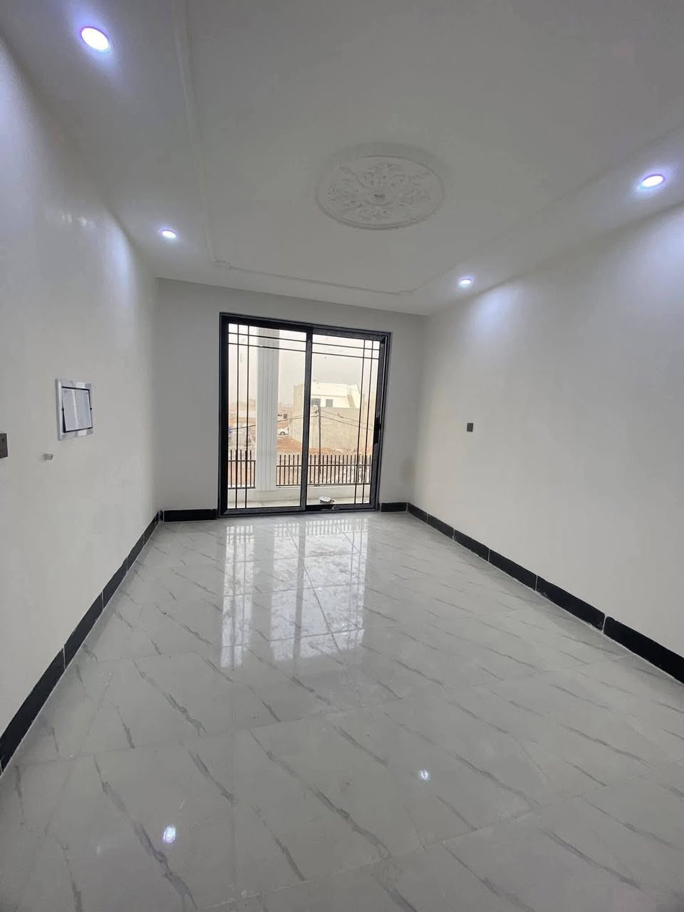 #٨حساروك
بيت للبيع في 8 حساروك 
١٢٥م
4غرف نوم +صاله 
مجموع صحيات +مطبخ حاره وبارد 
شارع 12
سعر 6دفتر 75ورقه بي مجال 
=================
***********
