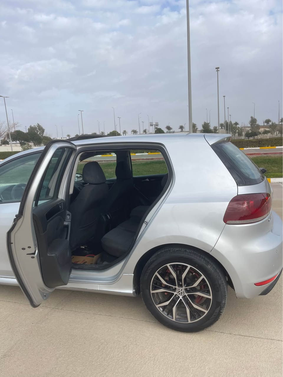 گؤلف 2010سلفه ر زور خاوين فول فوله سليت مه كينه 16 گيرو مه كينه به شرت بئ ده عم ته نيا 2پارجه ى په مپه نرخ 82$ ژم *********** أربيل, العراق
